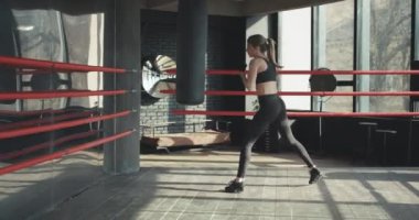 Güzel kadın eğitim kum torbası Fitness Studio şiddetli gücü vücut uygun