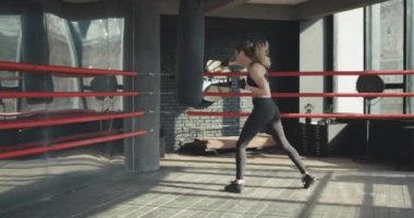 Kickboks kadın eğitim kum torbası fitness studio şiddetli gücü vücut uygun