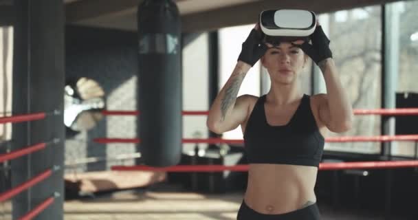 Attraktiv kvinna boxning i Vr 360 headset utbildning för sparkar i virtuell verklighet — Stockvideo