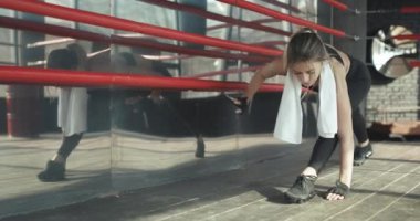 Sportif kadın eğitim salonunda sabah egzersiz. Genç kadının spor salonunda egzersiz yapması. Spor ve sağlıklı yaşam tarzı