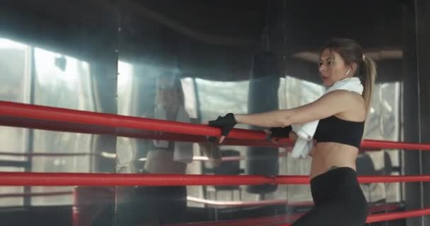 Спортивная красивая женщина делает отжимания, как часть ее крест фитнес, бодибилдинг тренажерный зал тренировки — стоковое видео