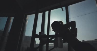 Paralel Bar salonunda eğitim profesyonel kadın jimnastikçi