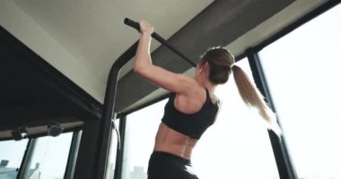 Terli ince kız üzerinde kol demiri çeker