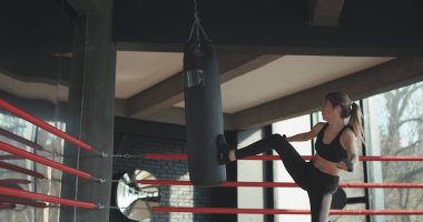 Kickboks kadın eğitim kum torbası fitness studio şiddetli gücü vücut uygun
