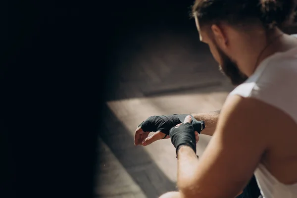 Boksör eller sarar. Dövüş için hazır almak eller kaydırma erkek Boxer — Stok fotoğraf