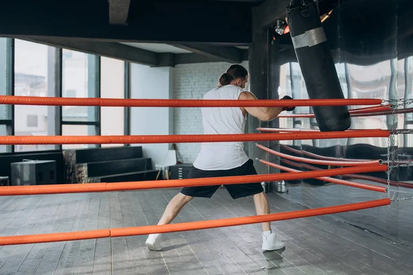 Erkek Boxer yüzüğü girer ve hazırlar için mücadele — Stok fotoğraf