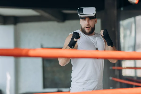 М'язистий чоловік в VR окулярах і боксерських рукавичках — стокове фото