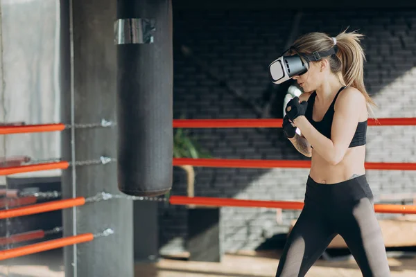 Boxe femme attrayante en VR 360 entraînement casque pour le coup de pied dans la réalité virtuelle — Photo
