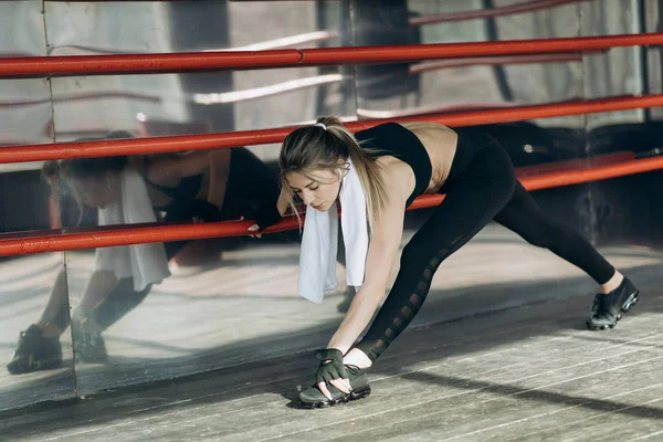 Entraînement matinal de fille dans la salle de gym. Jeune femme faisant de l'exercice dans la salle de gym. Mode de vie sain et sportif — Photo