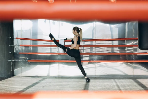 Atlética hermosa mujer does push-ups como parte de su cruz fitness, culturismo gimnasio — Foto de Stock