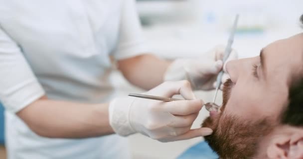 Привлекательный мужчина в стоматологическом кресле — стоковое видео