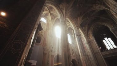 Gündoğumu Güneş pencere kilise den dışarı bakıyor