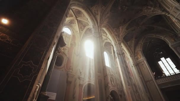 Východ slunce s pohledem na okenní církev — Stock video