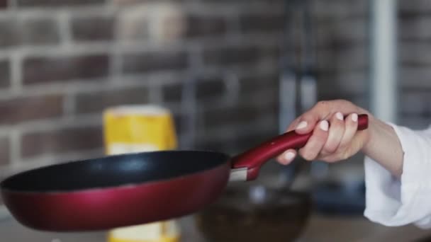 Frittella fatta in casa in padella. Il processo di capovolgere una frittella in una padella — Video Stock