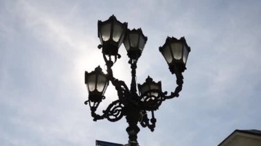 Gündüz bulutlu gökyüzüne karşı sokak lambası