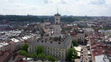 Hava Çatılar ve sokaklar Old City Lviv, Ukrayna. Antik kentin panoraması. Belediye Binası, Ratush. Drone atış