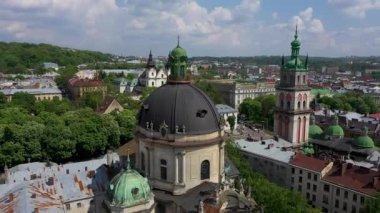 Antik kentin panoraması. Eski binaların çatıları. Ukrayna Lviv Belediye Meclisi, Dominik Kilisesi, Belediye Binası, kule