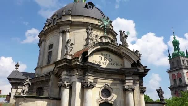 Panorama van de oude stad. Oekraïne Dominicaanse. Lucht daken en straten Old City Lviv, Oekraïne. — Stockvideo