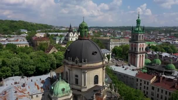 Az ősi város panorámája. Régi épületek teteje. Ukrajna Lviv Városi Tanács, Dominikai templom, Városháza, a torony — Stock videók