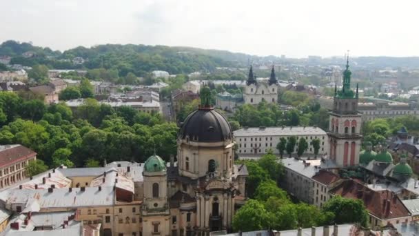 Città europea in primavera. Zone densamente popolate della città. Panorama della città antica. Tetti aerei e strade Città Vecchia Lviv, Ucraina . — Video Stock