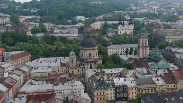 Ukrajna Dominikai. A régi város központi része. Európai város tavasszal. A város sűrűn lakott területei. Az ősi város panorámája. Légi tetők és utcák Old City Lviv, Ukrajna. — Stock videók