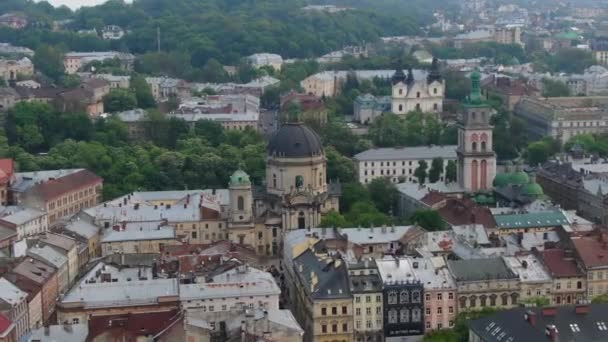 Ukrajinská Dominikánská. Střední část starého města. Na jaře Evropské město. Hustě osídlené oblasti města. Panorama starověkého města. Vzdušné střechy a ulice staré město Lvov, Ukrajina. — Stock video