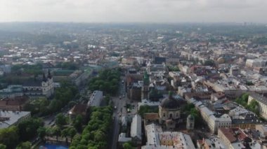 Hava Çatılar ve sokaklar Old City Lviv, Ukrayna. Eski şehrin orta kısmı. İlkbaharda Avrupa Şehri. Şehrin kalabalık bölgeleri. Antik kentin panoraması. Belediye Binası, Ukrayna Dominik