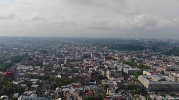 Panorama da cidade antiga. Os telhados de edifícios antigos. Ucrânia Igreja Dominicana Lviv. Ruas Arial LVOV, UKRAINE . — Vídeo de Stock
