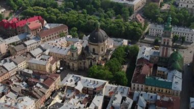 İlkbaharda Avrupa Şehri. Şehrin yoğun nüfuslu bölgeleri. Antik kentin panoraması. Hava Çatılar ve sokaklar Old City Lviv, Ukrayna. Ukrayna Dominik.