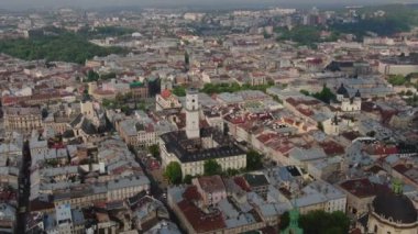 Hava Çatılar ve sokaklar Old City Lviv, Ukrayna. Antik kentin panoraması. Şehir Meclisi, Belediye Binası, Ratush, eski kilise Lviv Latin Katedrali
