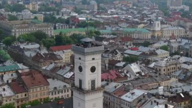 Antik kentin panoraması. Belediye Binası, Ratush. Drone atış