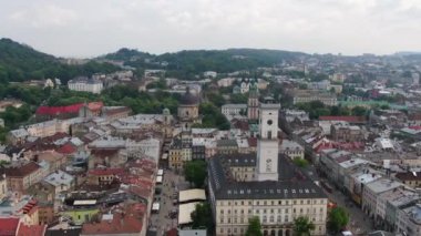 Çatılar ve sokaklar Old City Lviv, Ukrayna. Eski şehrin orta kısmı. İlkbaharda Avrupa Şehri. Şehrin yoğun nüfuslu bölgeleri. Antik kentin panoraması