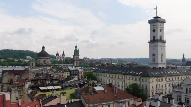 Lvov, Ukraina. Panorama över den antika staden. Taken i gamla byggnader. Ukraina Lviv City Council, Dominikanska kyrkan, stadshuset, tornet — Stockvideo