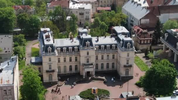 Potocki Palace i Lviv, Ukraina. Aerial Old City Lviv, Ukraina. Tätbefolkade områden i staden — Stockvideo