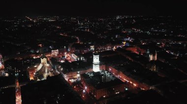 Gece Şehrinin Kış Panoraması. Ukrayna Lvov Şehri, Belediye Binası. Eski binaların çatıları