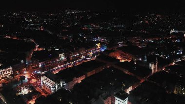 Lviv, Ukrayna - 4 Ocak 2019. Arial atış. Rynok Meydanı Sokağı. Noel Fuarı. Lvov Belediye Binası. Noel süsleri ve ışıkları. Gece saati