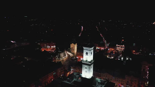 Az ősi város panorámája. Ukrajna Lviv város, Városháza. Régi épületek teteje. Légifelvétel. Éjszakai. Téli — Stock Fotó