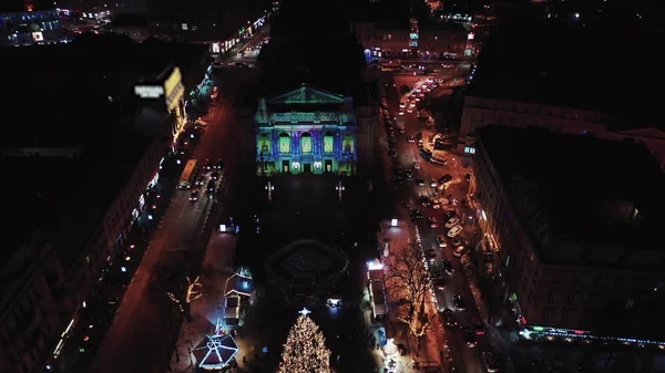 Éjszaka a légi felvétel a Lviv Opera, központi része a régi város. Ukrajna — Stock Fotó