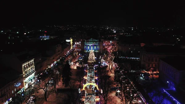 Lviv Opera Theater. Nacht luchtfoto van Lviv Opera — Stockfoto