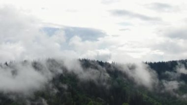 Dağın tepesindeki bulutlar. Yüksek zirveleri harika doğal Manzara