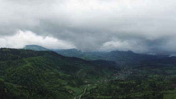 Nuages au-dessus des sommets. Foggy Rainforest. Vol au-dessus de jungle — Video