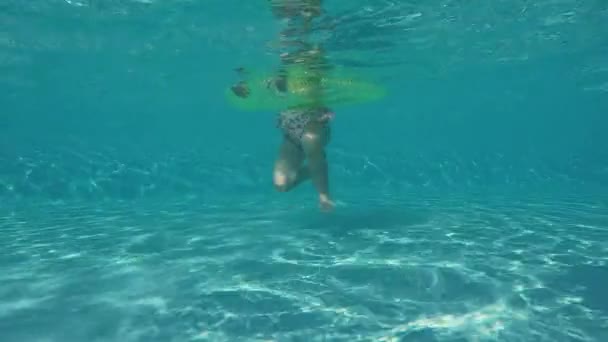 孩子们学习游泳。家庭海滩度假 — 图库视频影像
