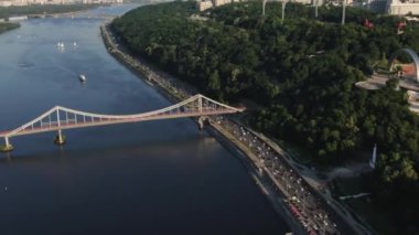 Gün Batımında Şehir Trafiği ile Kiev Şehir Köprüsü Hava. Trafik Süresi Atlamalı