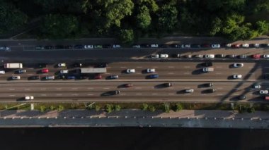 Yükselen drone atış muhteşem yükseltilmiş karayolu ve kentsel şehirde yollar, köprüler, ulaşım ve altyapı gelişimi yakınsama ortaya koymaktadır
