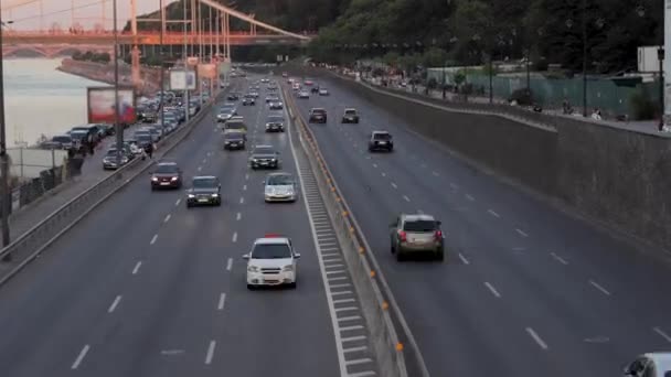 Zeitraffer, intensiver Verkehr in den Straßen von Kiew, Ukraine. beinhaltet Taksim quadratischen Weg Bosporus Brücke Weg. Zeitraffer-Video Kiew, Ukraine — Stockvideo