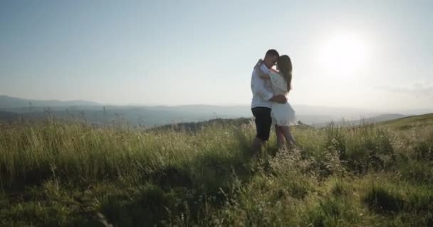 Beziehung und Liebe. Schönes Paar zusammen auf dem Berg. — Stockvideo