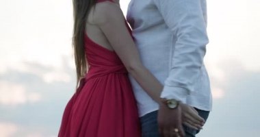 Yaz, gün batımı. Birkaç gol. Sonsuza dek aşık. Aşk hikayesi. Çift birbirlerini öpüyor