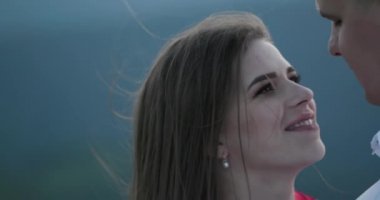 Çekici genç çift öpüşme birbirlerine dokunmadan ön sevişme meşgul