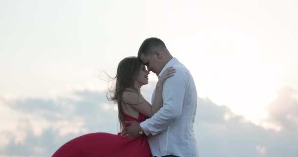 Primer plano de pareja joven atractiva besándose comprometida en juegos previos tocándose entre sí. Pareja feliz se abraza y se besa en el hermoso atardecer — Vídeos de Stock