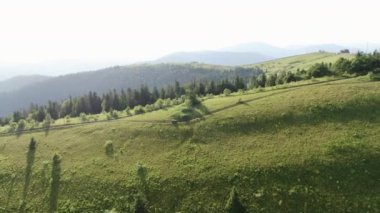 Genç bir çift turistin uçan drone havadan çekim yavaş hareket gün batımında güzel dağlar manzara tadını çıkarıyor, bir Atv ulaşım sürme ise. Çift dört bisiklete biniyor.
